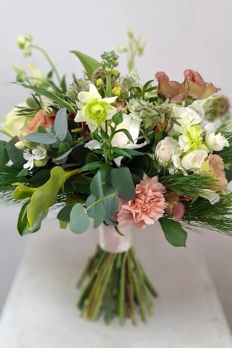 Fresh flowers on a wedding cake. Florist – Paper and Petals